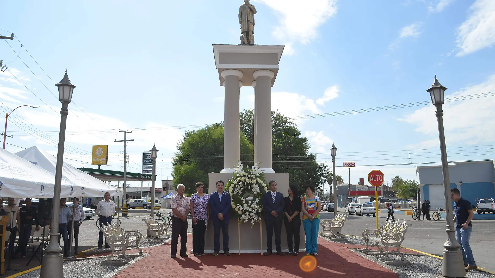 Ofrenda al pie del monumento